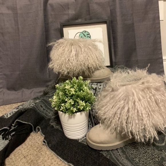 💙HTF💙 UGG RARE Mongolian Fur Short Women’s Boots - Picture 2 of 12